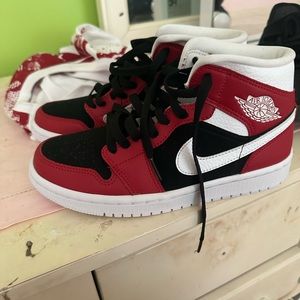 Air Jordan 1 MIDS